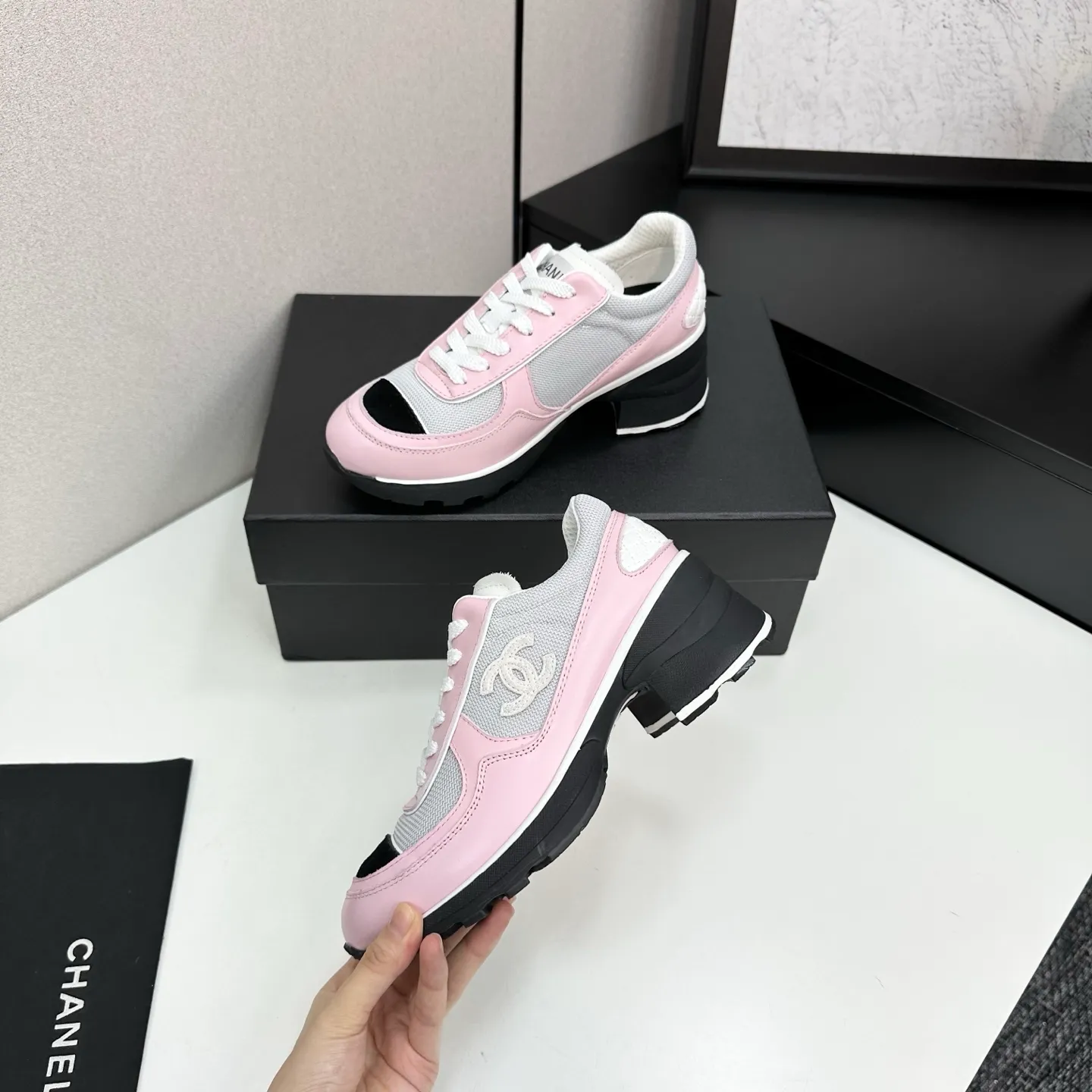 👟👟Ex-factory price 640👟👟Chanel Panda Shoes! 2025 counter's top casual sports shoes. This classic design; the upper is electro-embroidered with a variety of techniques; the outsole is fashionable and sporty; the unusual inclusion of a variety of color matching elements... The diversified mix and match is very good-looking and versatile, and can be used for leisure, fashion, sports, and outdoor... ꫛꫀꪝ Go➫ Materials: ❶Upper made of: original imported first-layer silk cowhide + original waterproof cloth + original first-layer cowhide ❷Inner lining: Original Yangli+wang ❸ Outsole based on: Original TPU combination outsole Counter boutique packaging complete set for women 35–41
